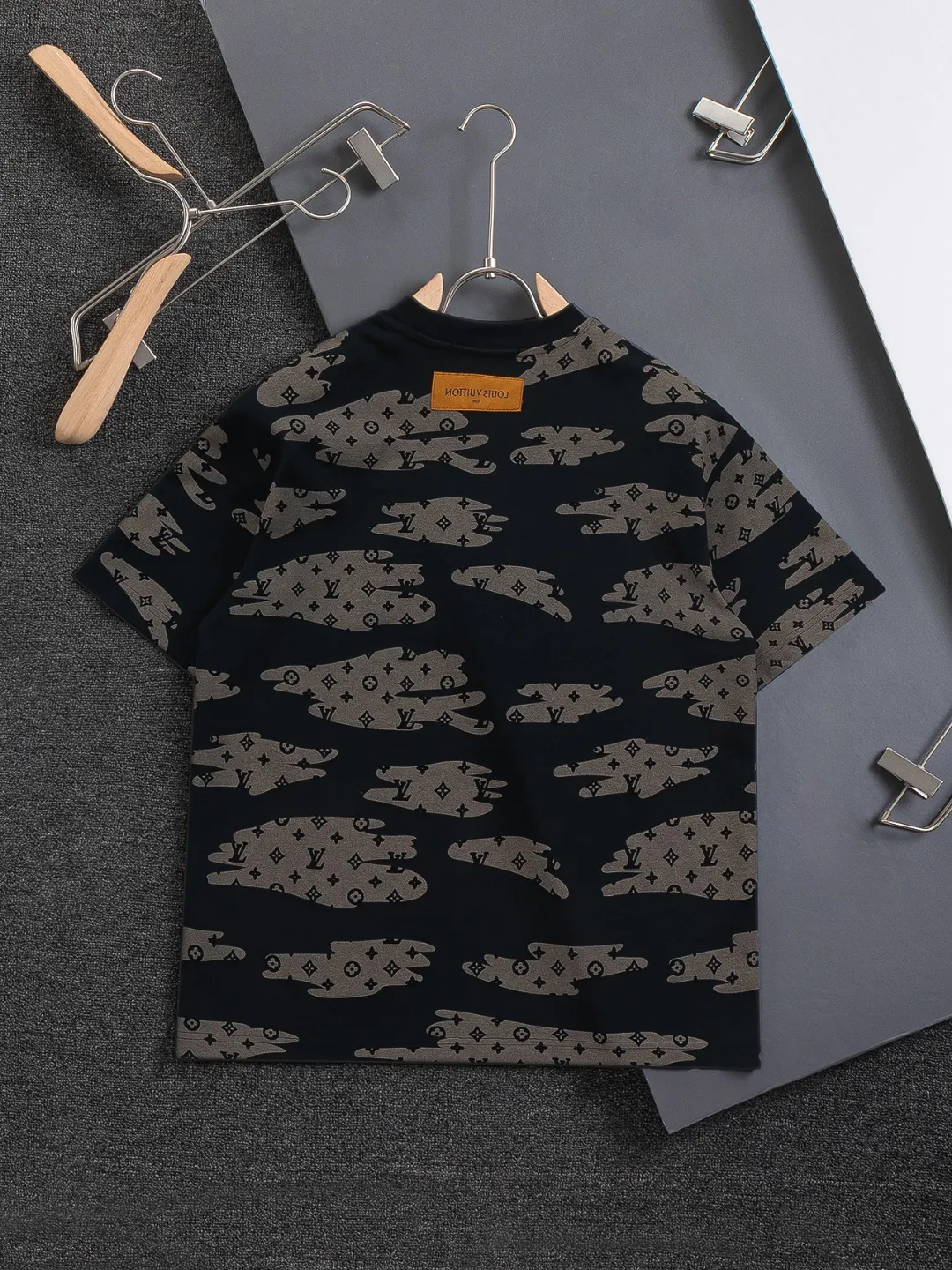 🅿️210 Louis Vuitton 1V LV micro-wide version S-XL LV 26ss new product counters are on the shelves at the same time. Multiple craftsmanship, composite fabrics, all-over cutting🔥Fire flower clouds☁️letter logo🪡 embroidery, round neck short-sleeved T-shirt, same style for men and women! Consigned to one-to-one creation. Synchronized with the official website, pure cotton fabrics at the counter! It is close to the skin and comfortable, durable and easy to wear. It has a classic and simple logo design and meticulous original craftsmanship. Short-sleeves, a must-have item for men, do not appear to be the same for the general public, but must be unique and eye-catching. This LV short-sleeve is all about quality, comfort, the same shape and fashion as always, including fabrics and cutting techniques. All of them have been made with great effort! 320 grams of washed pure cotton fabric, pure cotton is breathable, very refreshing and comfortable for daily wear. The rib knitting on the neckline is smooth and tight, and the neckline will not be skewed if you toss it at will. The loose version, you will find that it looks really good on the upper body. The overall is minimalist and neat, super versatile for daily use! Pair it casually with a pair of pants for a youthful look. A T-shirt will make your outfit crazy. It is a fashionable item that can never go wrong! Color: Black White Gray Purple Size: S-XL Size chart: S: Shoulder width 50-Bust 56-Length 70 M: Shoulder width 52-Bust 57-Length 72 L: Shoulder width 54-Bust 59-Length 74 XL: Shoulder width 56-Bust 62-Length 76
